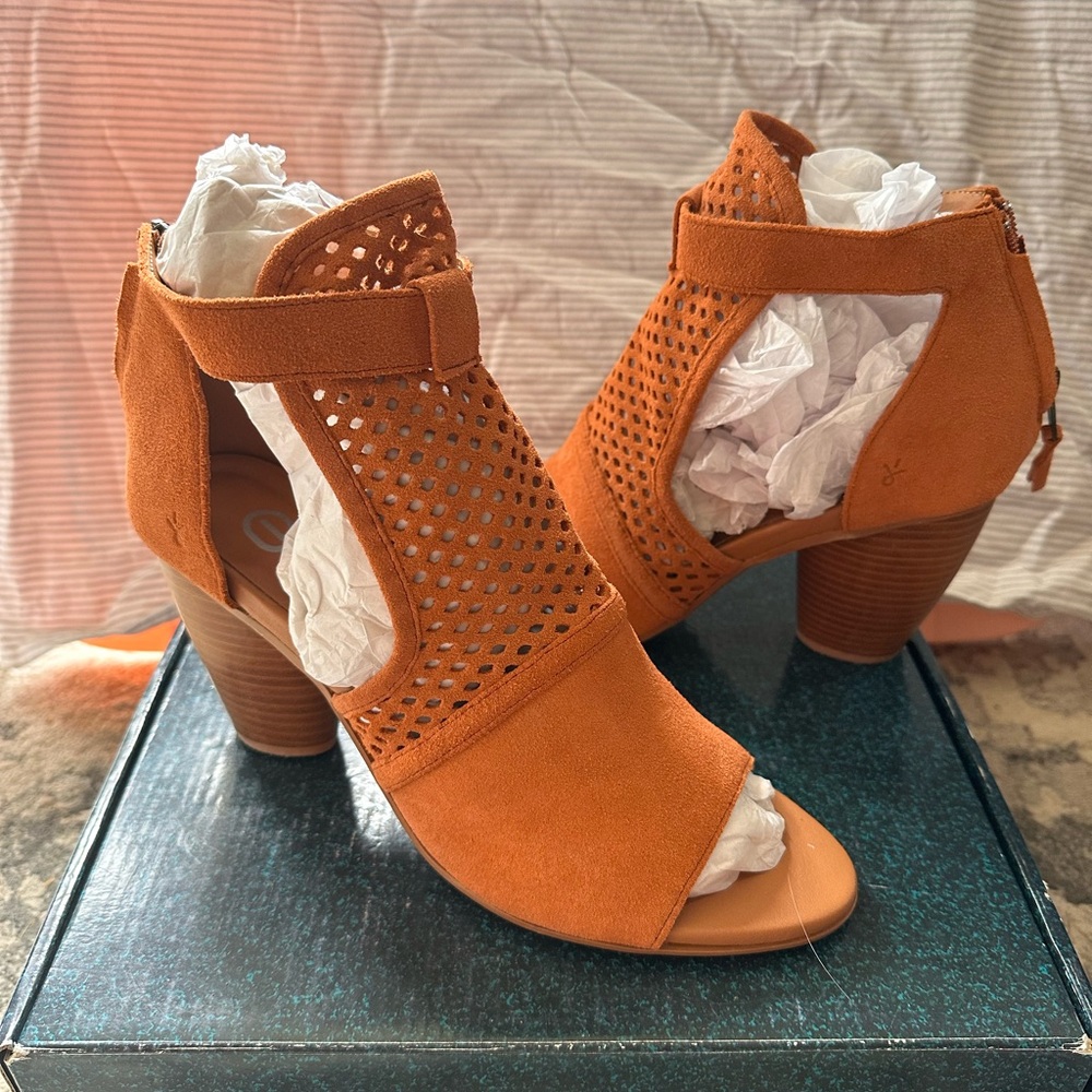 EMU “Dame” leather ankle bootie